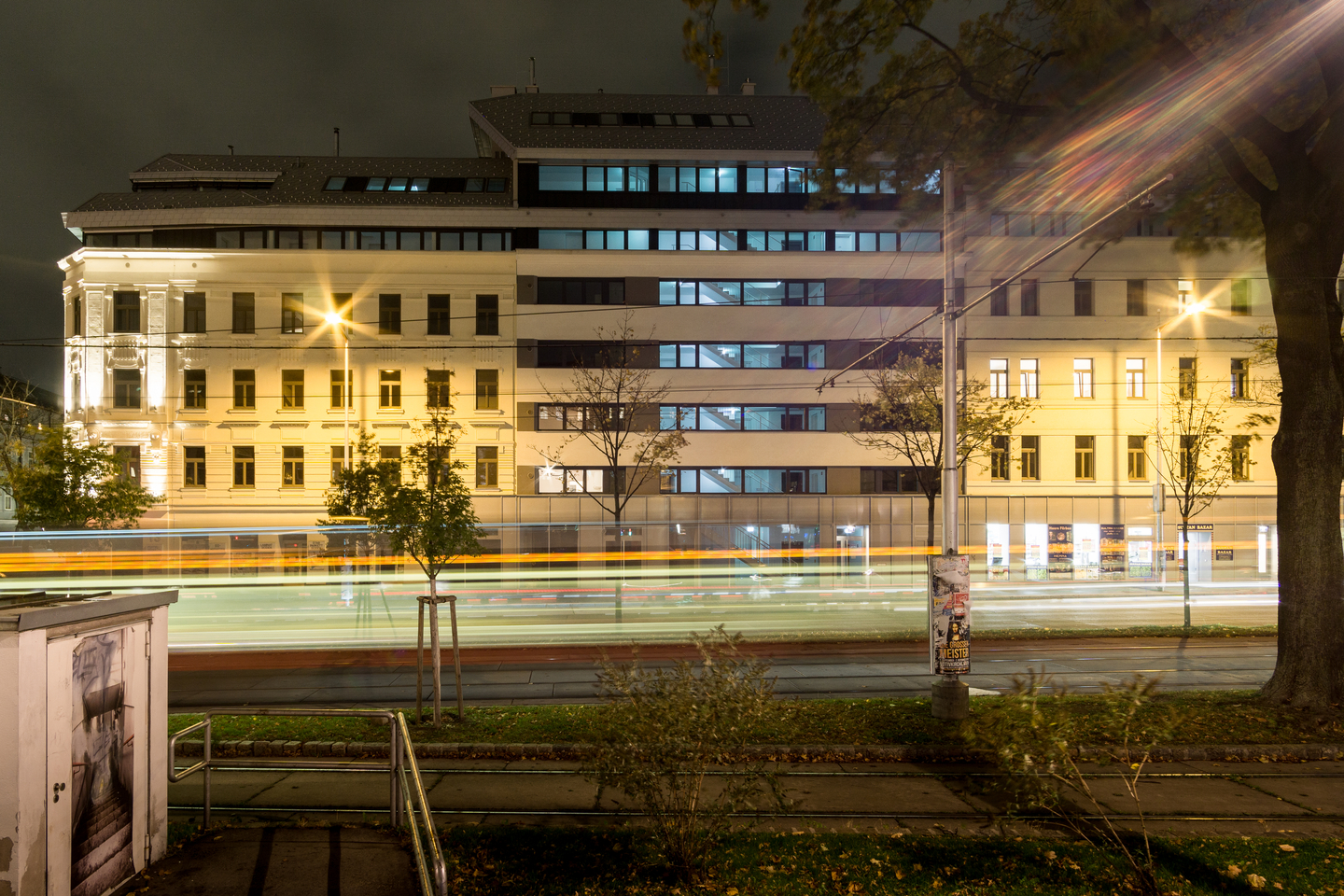 saniertes Gründerzeithaus bei Nacht